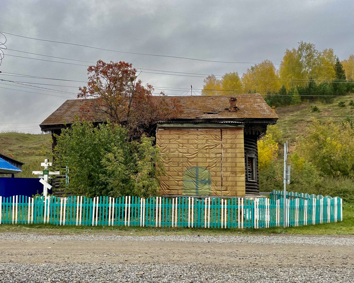 Церковь Николая Чудотворца (старая), Красный Завод (Боготольский район и г. Боготол, Красноярский край). фасады, Вид с ул Центральная, слева памятный крест