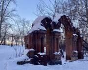 Церковь Воздвижения Креста Господня, Святые врата и памятный крест на месте утраченной церкви (слева вдали)<br>, Ачинск, Ачинский район и г. Ачинск, Красноярский край
