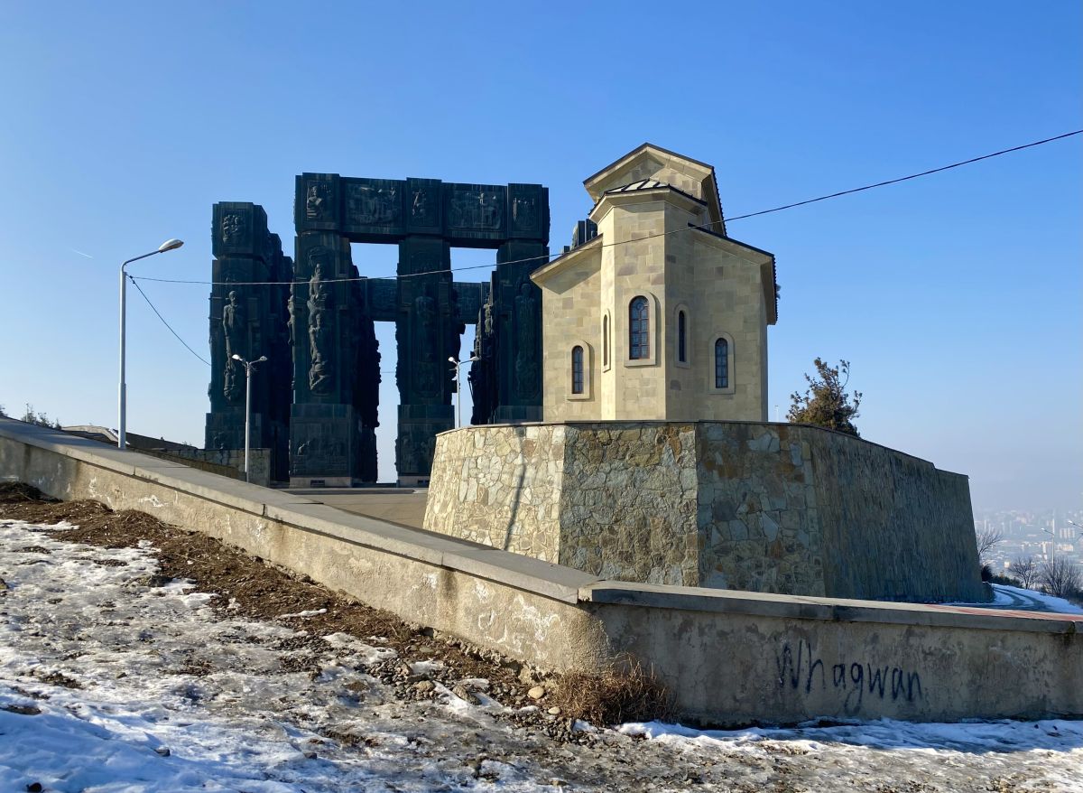 Церковь Благовещения Пресвятой Богородицы на горе Кениси, Надзаладевский район (Тбилиси, город, Грузия). фасады, Вид с востока на фоне монумента