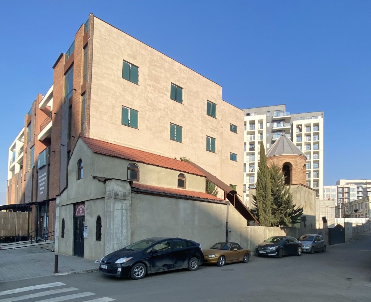 Тбилиси. Церковь Николая Чудотворца в 1 микрорайоне Мухиани. фасады, Вид с юго-запада