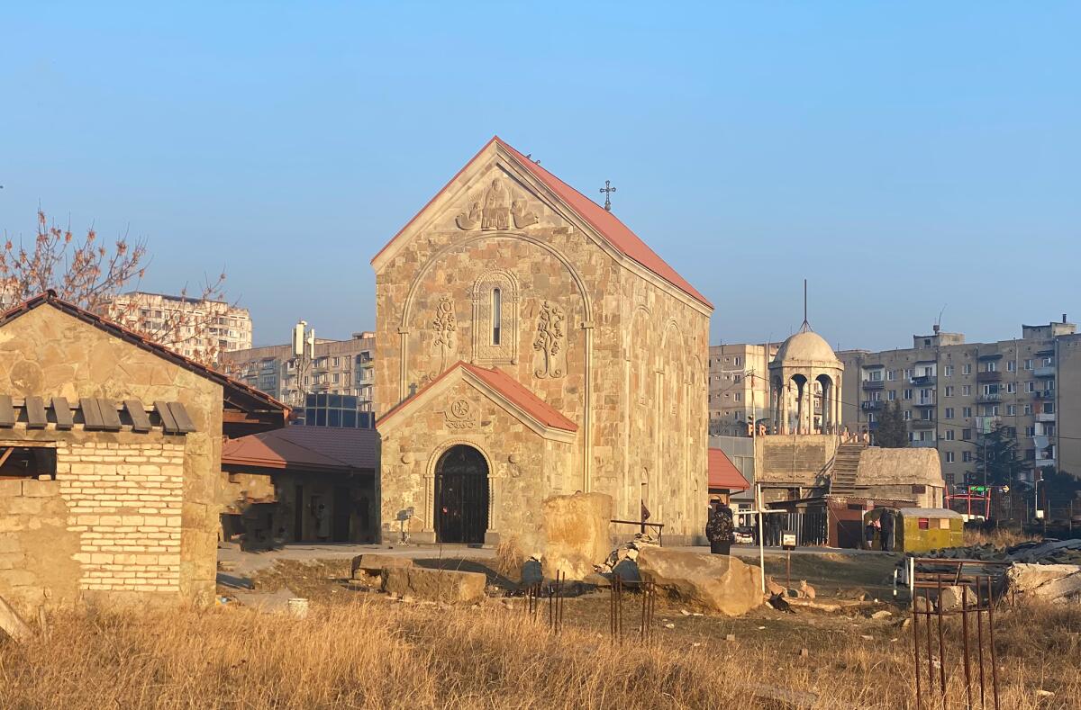 Тбилиси. Церковь Михаила Архангела и прочих Небесных Сил бесплотных в Глдани. общий вид в ландшафте, Вид с запада