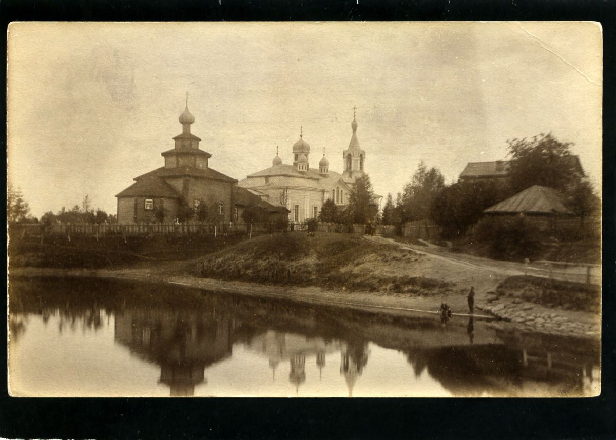 Храмовый комплекс. Церкви Георгия Победоносца и Успения Пресвятой Богородицы, Теребушка (Кировский район, Ленинградская область). архивная фотография, Слева - дер. церковь вмч. Георгия Победоносца, справа - Успенская церковь. Почтовая фотооткрытка 1900-х годов 