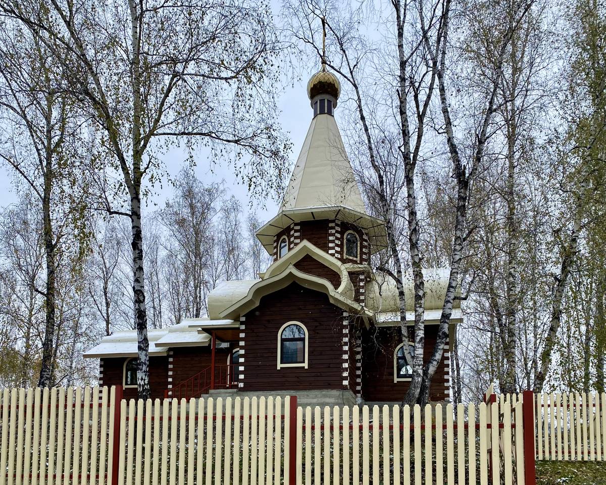Вид с улицы Зеленая, фасады. Церковь Илии Пророка, Соузга (Майминский район, Республика Алтай)