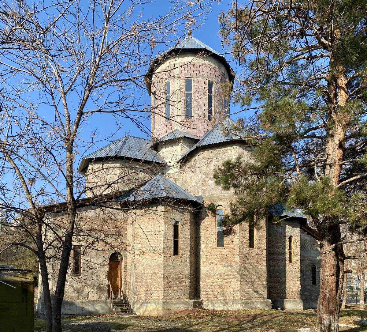 Тбилиси. Неизвестная церковь на проспекте Важи Пшавелы. фасады, Вид с юго-востока
