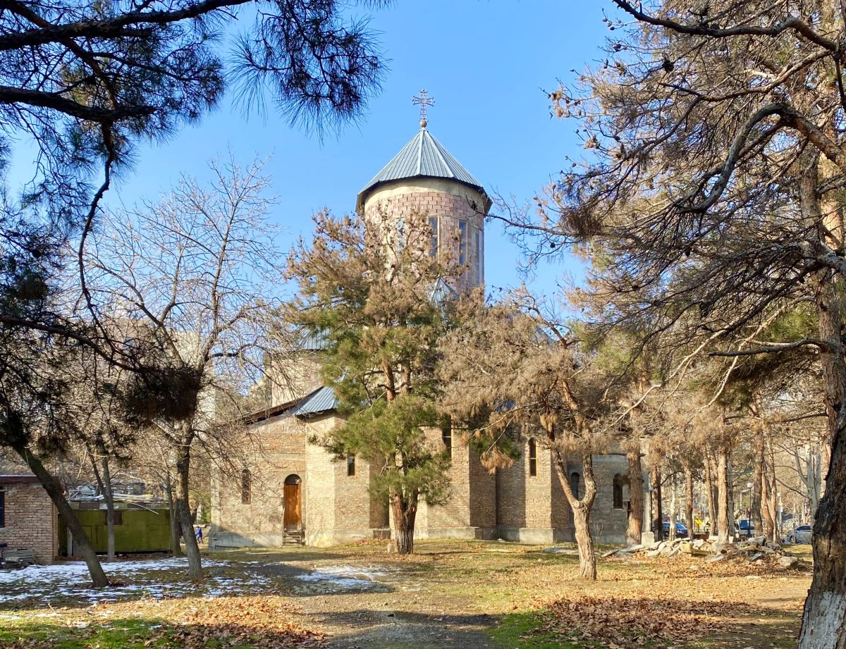 Тбилиси. Неизвестная церковь на проспекте Важи Пшавелы. фасады, Вид с востока