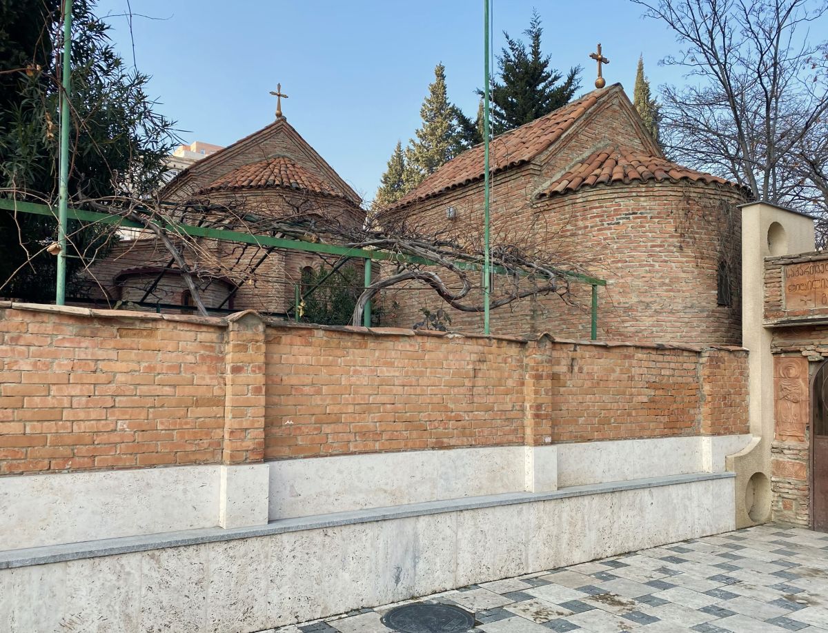 Церковь Гавриила Архангела в Делиси, Сабурталинский район (Тбилиси, город, Грузия). фасады, Вид с пл. Геловани, церковь архангела Гавриила - слева