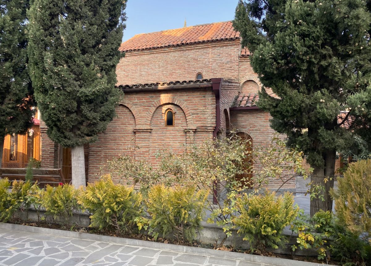 Тбилиси. Церковь Гавриила Архангела в Делиси. фасады, Южный фасад, вид от церкви св. Нино