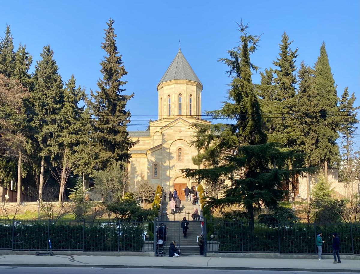 Церковь Успения Пресвятой Богородицы, Сабурталинский район (Тбилиси, город, Грузия). дополнительная информация, Вид через проспект Важи Пшавелы