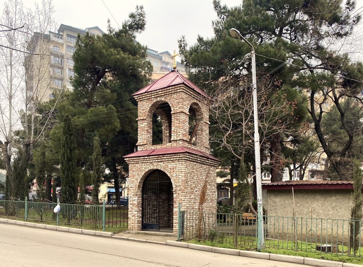 Тбилиси. Церковь Григория Хандзтийского в Самгори. архитектурные детали, Надвратная колокольня по ул. Ивериели