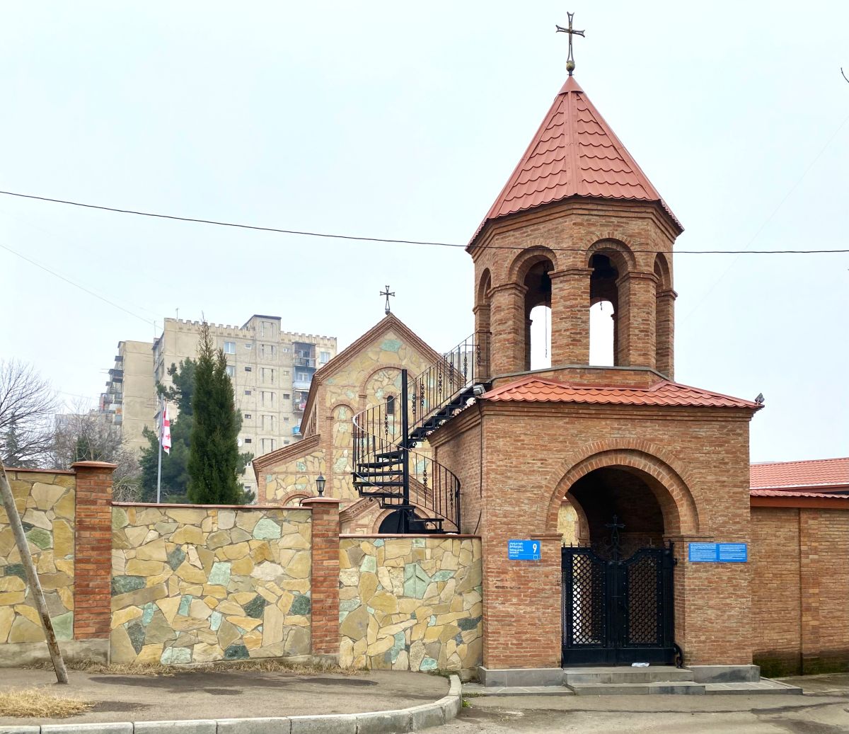 Церковь Вахтанга Горгасали во 2-м квартале Варкетили, Самгорский район (Тбилиси, город, Грузия). архитектурные детали, Общий вид с ул. Николая Ландиа, на переднем плане надвратная колокольня