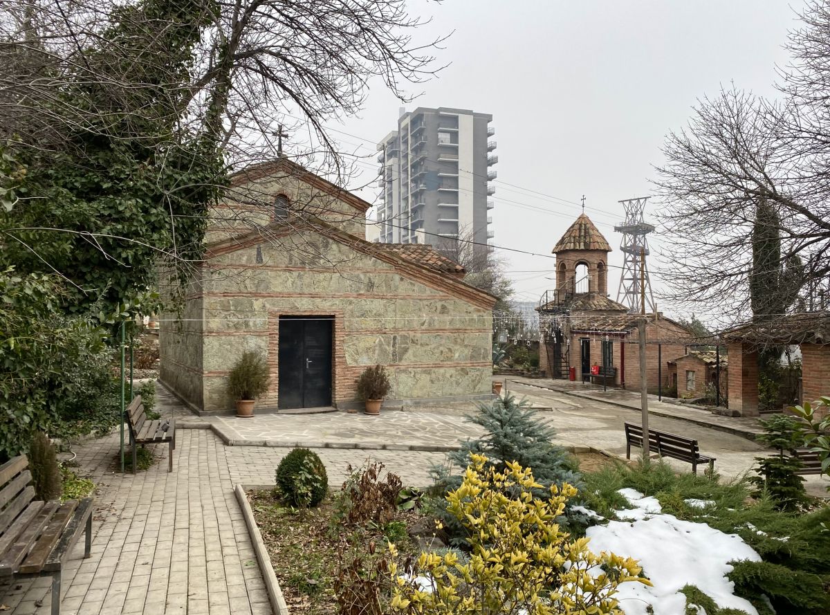 Тбилиси. Церковь Илии Пророка (?) в Вазисубани. фасады, Вид с запада, правее надвратная колокольня церковного комплекса