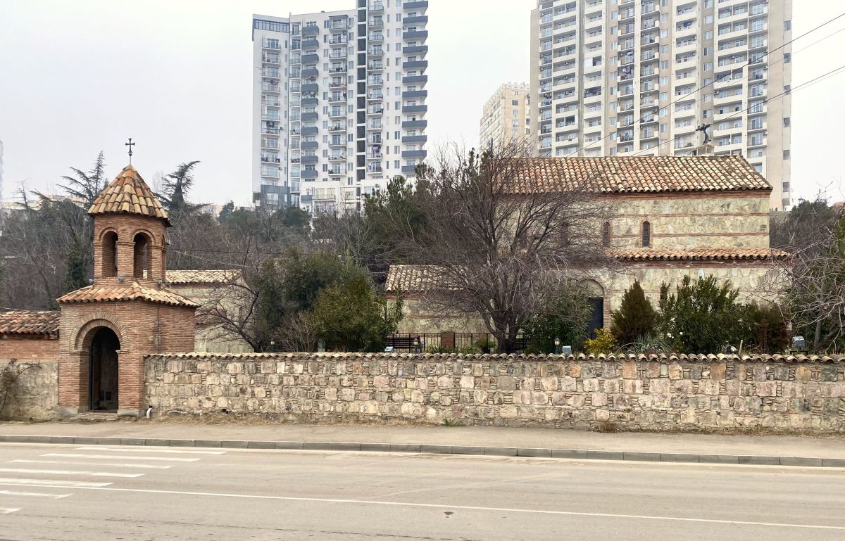 Тбилиси. Церковь Георгия Победоносца в Вазисубани. фасады, Вид с юго-запада через ул. Квачантирадзе, слева надвратная колокольня церковного комплекса