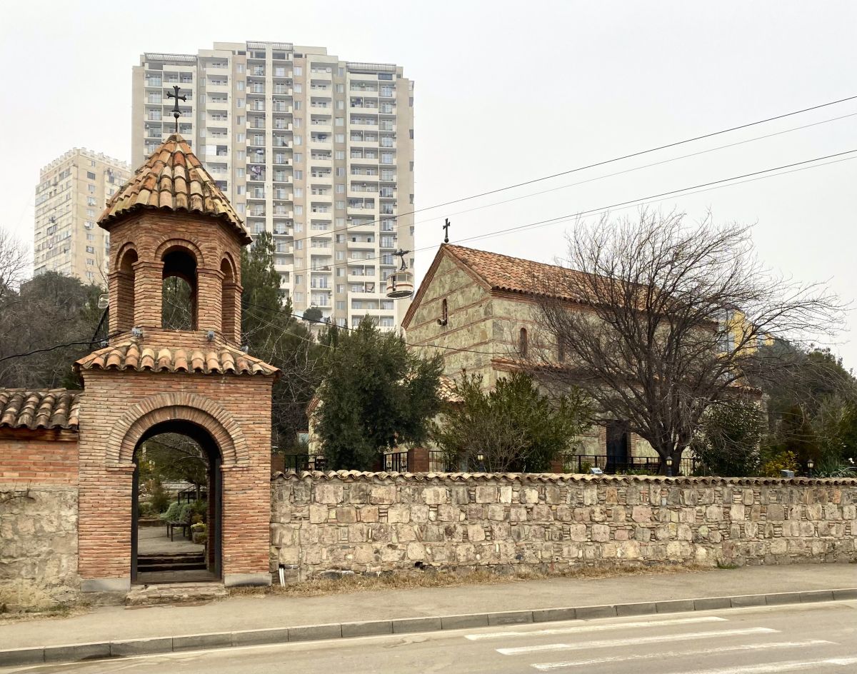 Тбилиси. Церковь Георгия Победоносца в Вазисубани. фасады, Вид с запада через ул. Квачантирадзе, слева надвратная колокольня церковного комплекса