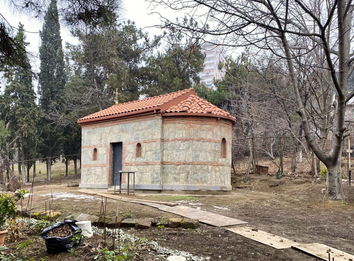 Тбилиси. Неизвестная малая церковь при церкви Георгия Победоносца в Вазисубани. фасады, Вид от церковной лавки