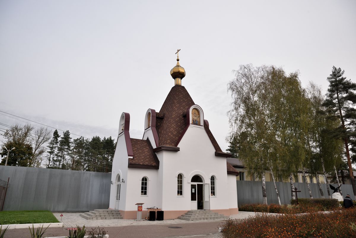 общий вид в ландшафте. Церковь Анастасии Узорешительницы при ФКУ КП-3, Сураж (Суражский район, Брянская область)