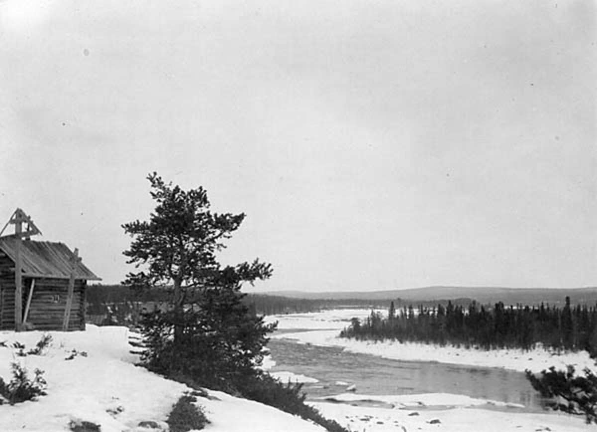 Фото 1913-1914 годов с сайта www.finna.fi. Автор Toivo Immanuel Itkonen, архивная фотография. Часовня Петра и Павла, Падун, урочище (Кольский район, Мурманская область)