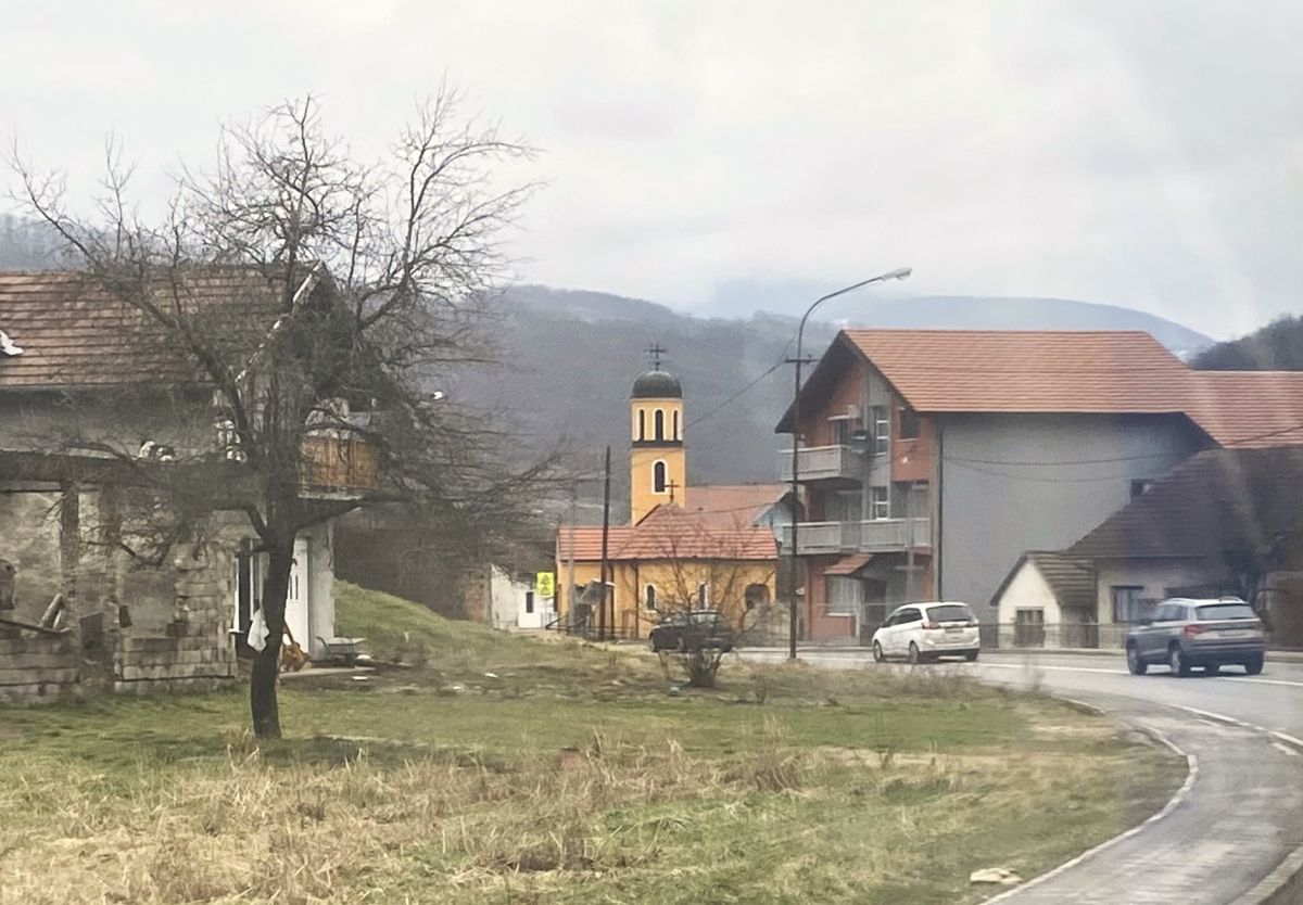 Церковь Илии Пророка, Нова Касаба (Босния и Герцеговина, Прочие страны). дополнительная информация, Вид вдоль трассы Сараево-Зворник