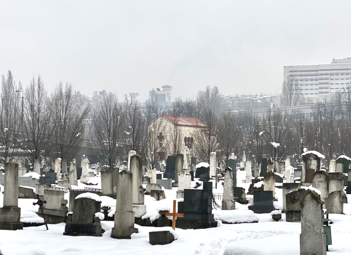 Сараево. Часовня героев Видовдана на кладбище Архангелов. дополнительная информация, Вид с ул. Алипаши