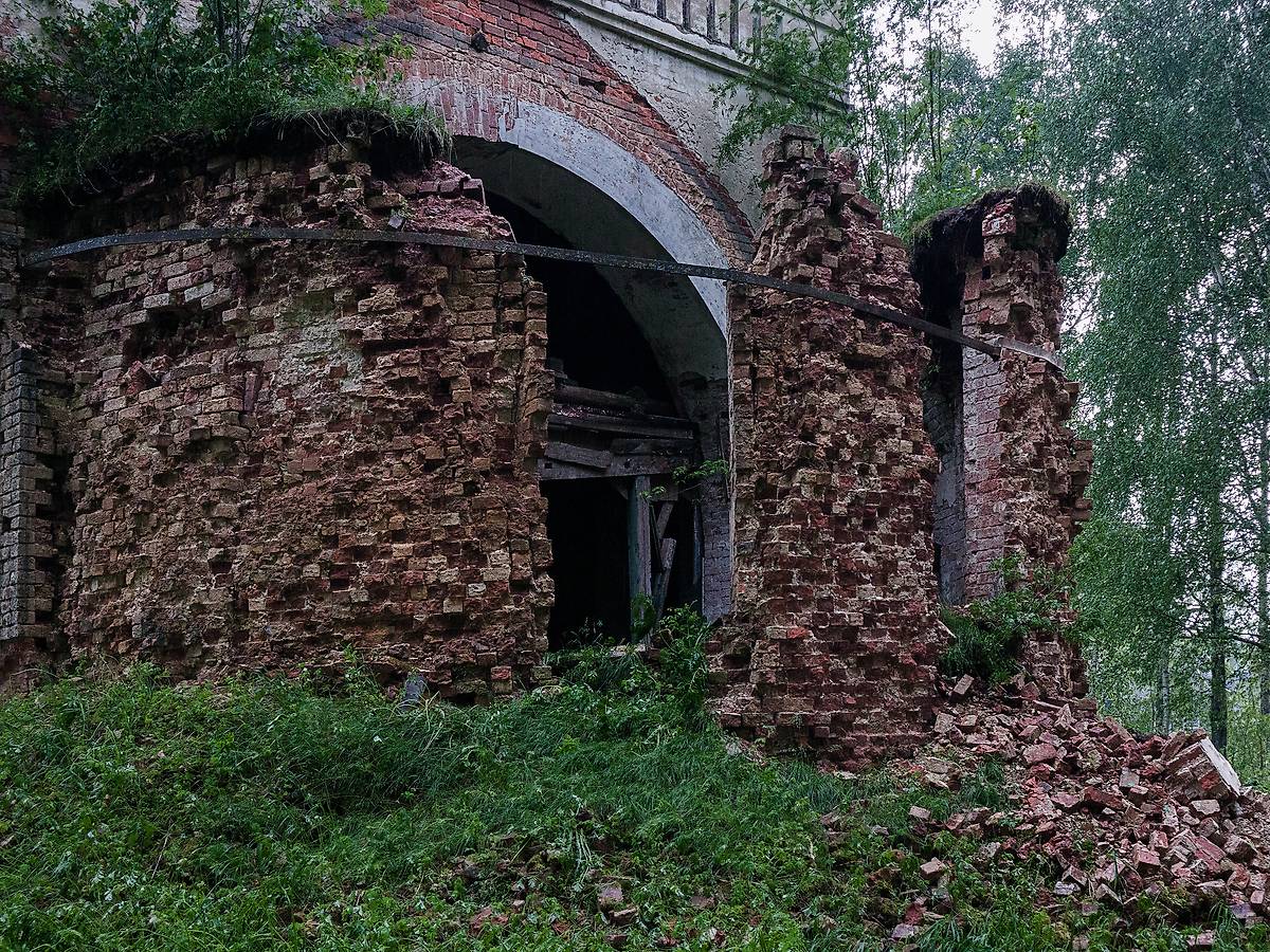 Руины апсиды, фасады. Церковь Усекновения главы Иоанна Предтечи, Косково (Брейтовский район, Ярославская область)