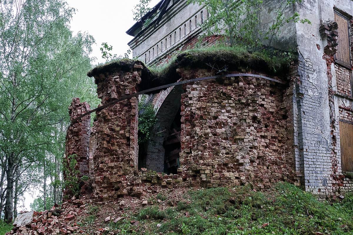 Руины апсиды, фасады. Церковь Усекновения главы Иоанна Предтечи, Косково (Брейтовский район, Ярославская область)