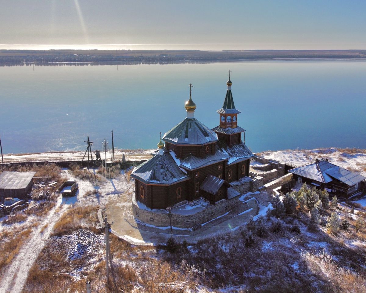 Церковь Иоанна Предтечи (новая), Буреть (Боханский район, Иркутская область). общий вид в ландшафте, Вид на Ангару