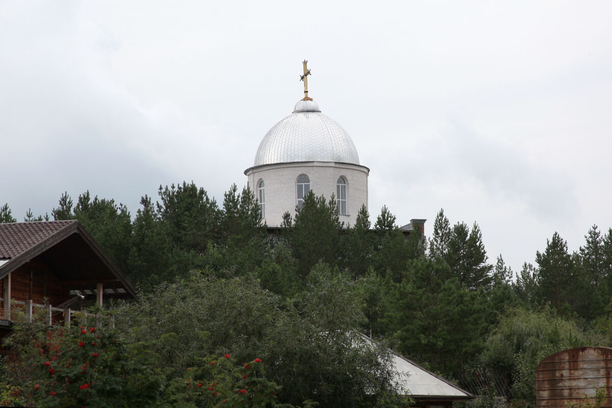 Церковь Елисея пророка, Гусева (Белоярский район (Белоярский ГО и ГО Верхнее Дуброво), Свердловская область). фасады, Церковь стоит на горе, со всех сторон окружена густым лесом и коттеджами