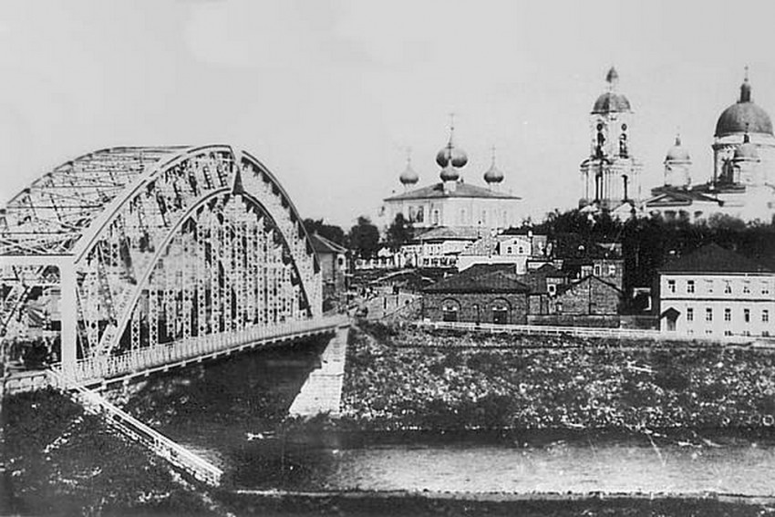 Храмовый комплекс. Соборы Введения во храм Пресвятой Богородицы и Троицы Живоначальной, Боровичи (Боровичский район, Новгородская область). архивная фотография, Вид со Спасской стороны. Начало XX века