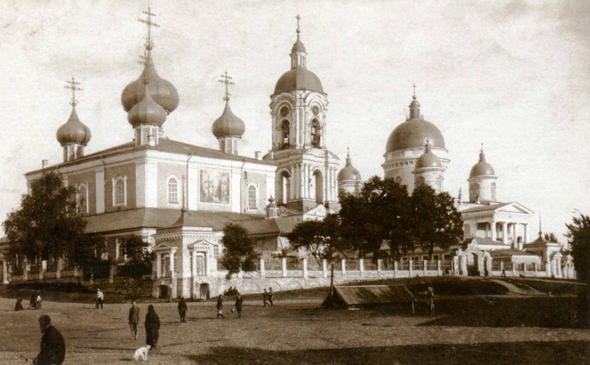 Храмовый комплекс. Соборы Введения во храм Пресвятой Богородицы и Троицы Живоначальной, Боровичи (Боровичский район, Новгородская область). архивная фотография, Фото 1890 года с сайта https://pastvu.com/p/194273