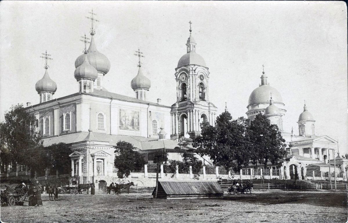 Храмовый комплекс. Соборы Введения во храм Пресвятой Богородицы и Троицы Живоначальной, Боровичи (Боровичский район, Новгородская область). архивная фотография, Фотография датируется 1900-ми годами.