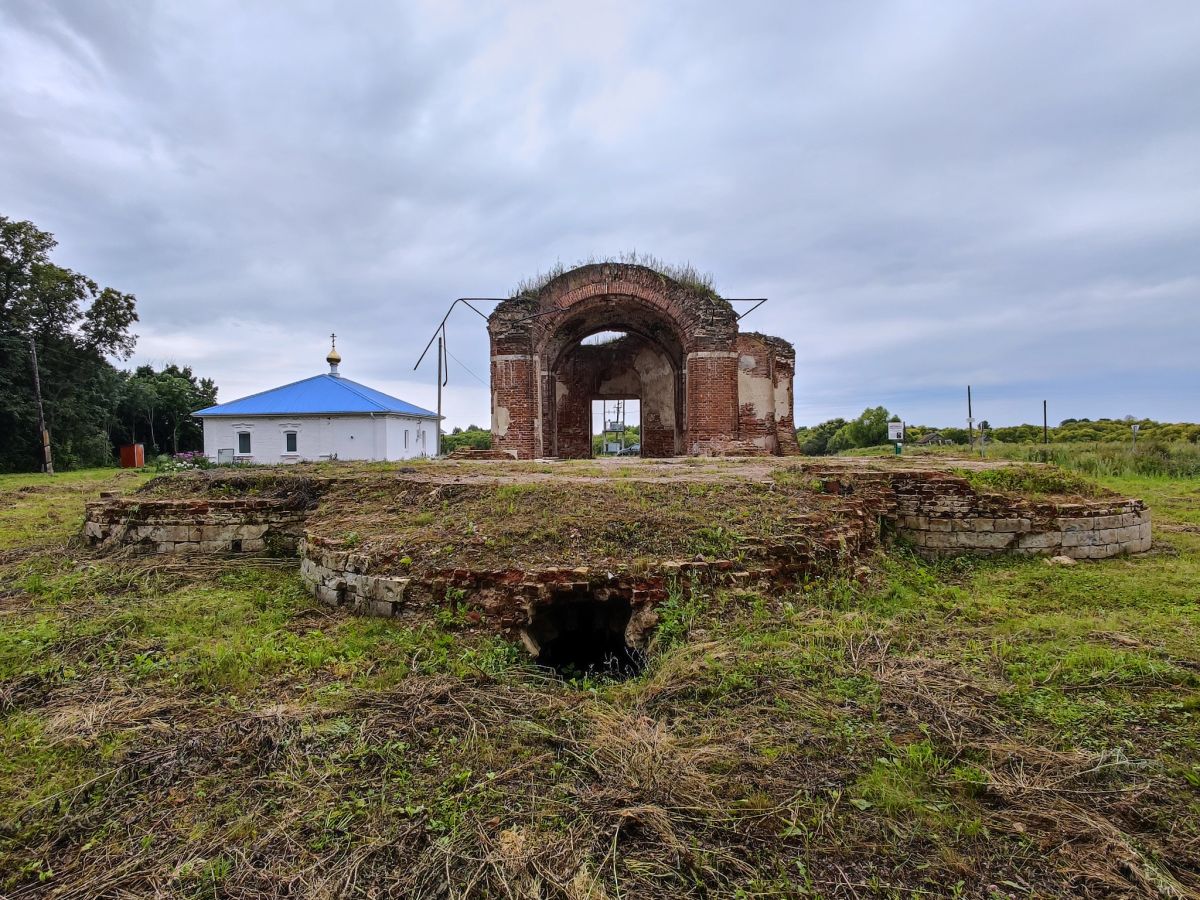 Церковь Троицы Живоначальной (новая), Дегтяные Борки (Ухоловский район, Рязанская область). фасады, Слева от руин старого здания церкви