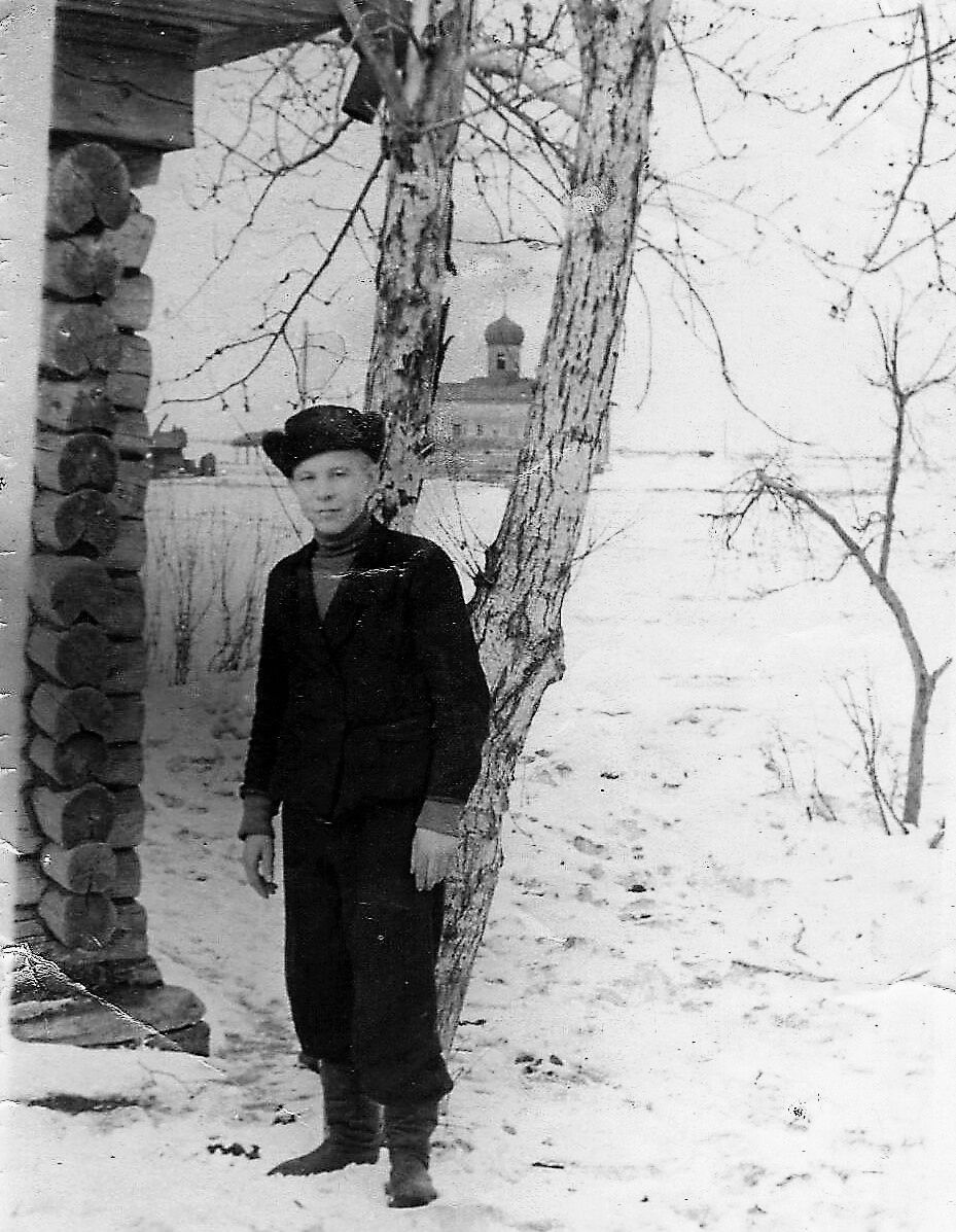 Церковь Петра и Павла, Петровский (Красноармейский район, Челябинская область). архивная фотография, Фото 1950-х годов. На фото Севастьянов Иван Фёдорович 