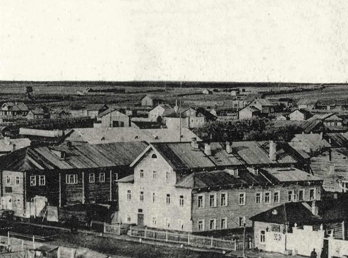 Снимок с соборной колокольни. Открытка по фото Н.Г. Неверова, до 1911 г. Из собрания Ю.И. Комболина., архивная фотография. Часовня Креста Господня, Мезень (Мезенский район, Архангельская область)