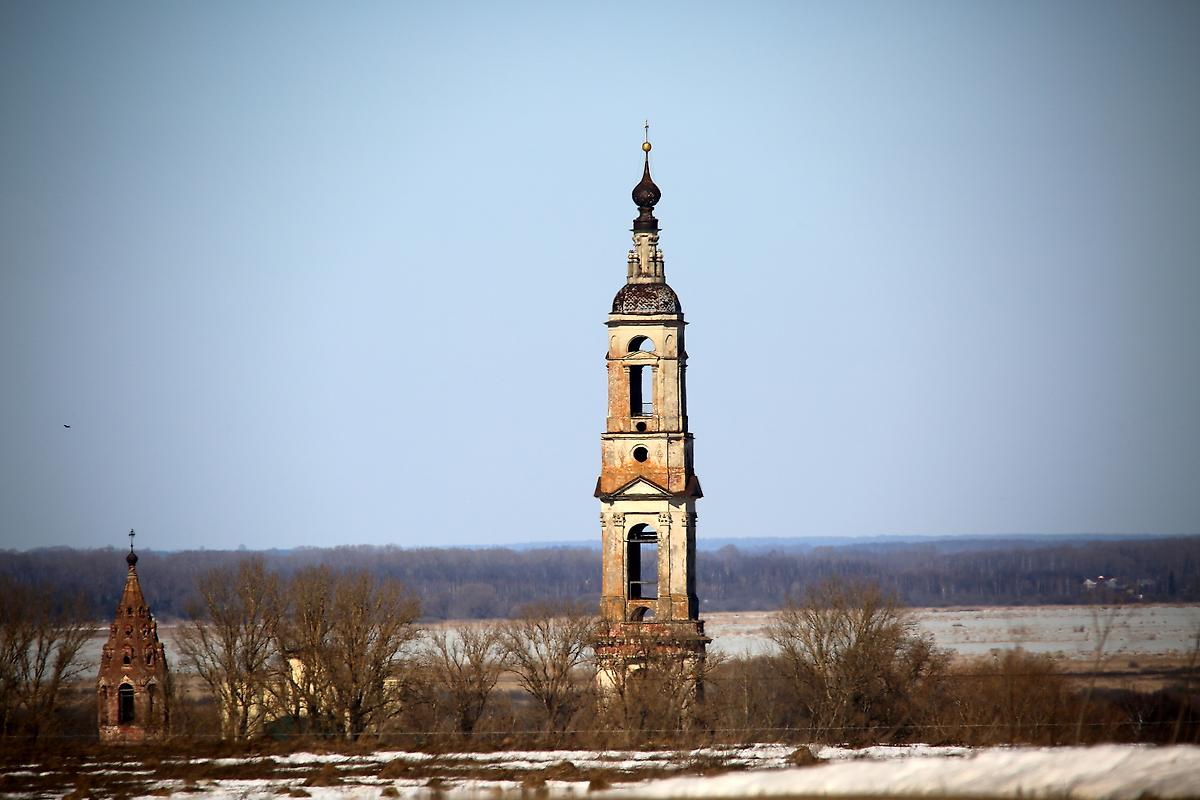 общий вид в ландшафте. Колокольня церкви Никиты Мученика, Поречье-Рыбное (Ростовский район, Ярославская область)