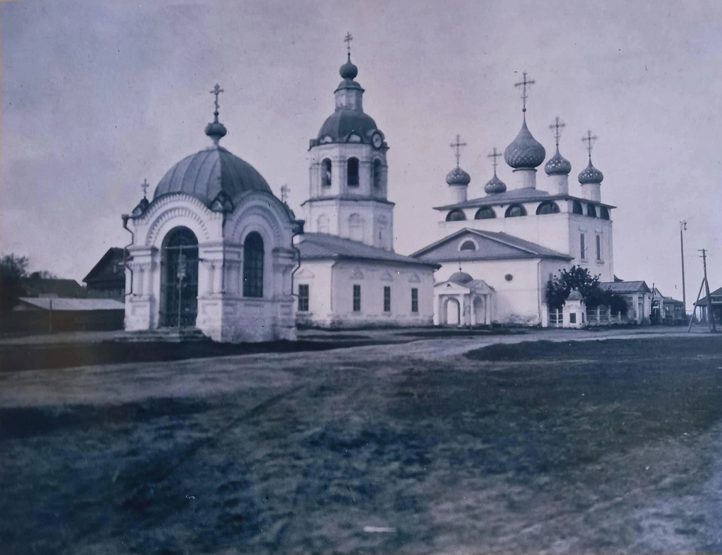 Вознесенский собор справа. Начало XX века., архивная фотография. Храмовый комплекс. Собор Вознесения Господня и церковь Печерской иконы Божией Матери, Балахна (Балахнинский район, Нижегородская область)