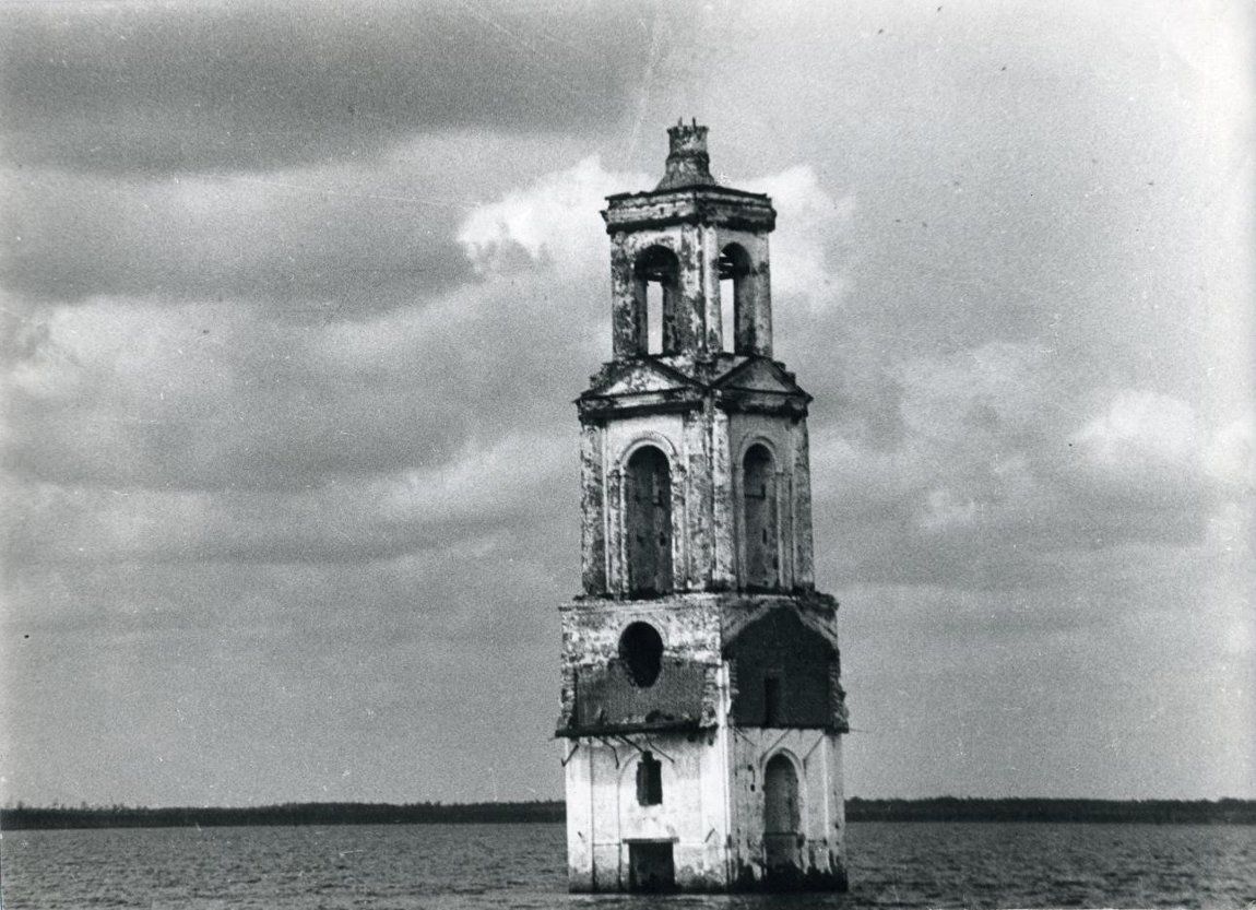 Церковь Иоанна Златоуста, Роя, погост (акватория Рыбинского водохранилища) (Пошехонский район, Ярославская область). архивная фотография, Колокольня бывшей церкви селя Роя. Из группы https://vk.com/mymologa.
Оригинал фото хранится в Рыбинском музей-заповедник.