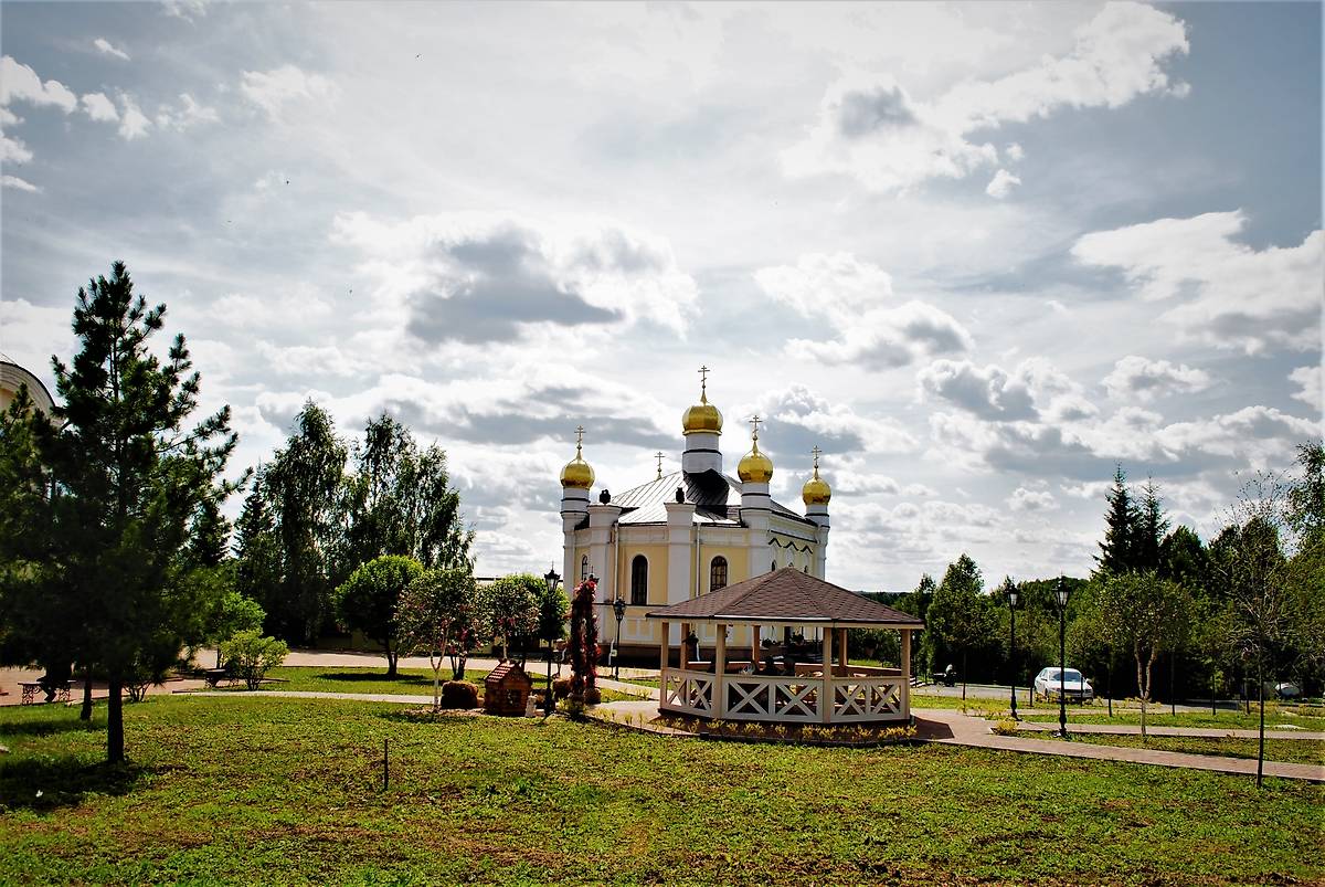 общий вид в ландшафте. Симеоновское подворье Александро-Невского Ново-Тихвинского женского монастыря, Меркушино (Верхотурский район (ГО Верхотурский), Свердловская область)