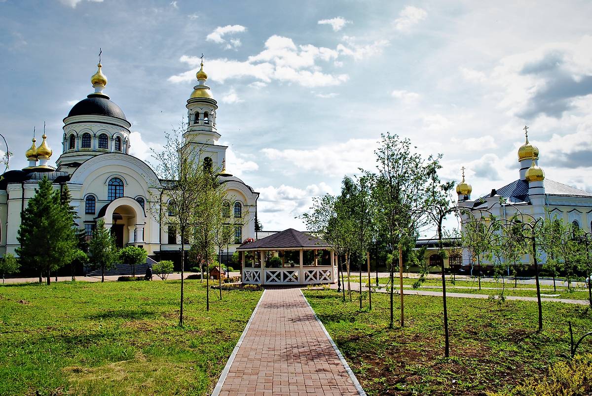 общий вид в ландшафте. Симеоновское подворье Александро-Невского Ново-Тихвинского женского монастыря, Меркушино (Верхотурский район (ГО Верхотурский), Свердловская область)