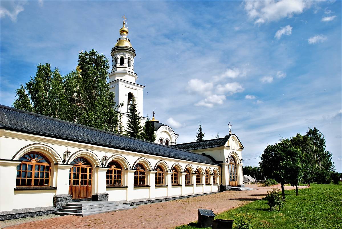 общий вид в ландшафте. Симеоновское подворье Александро-Невского Ново-Тихвинского женского монастыря, Меркушино (Верхотурский район (ГО Верхотурский), Свердловская область)