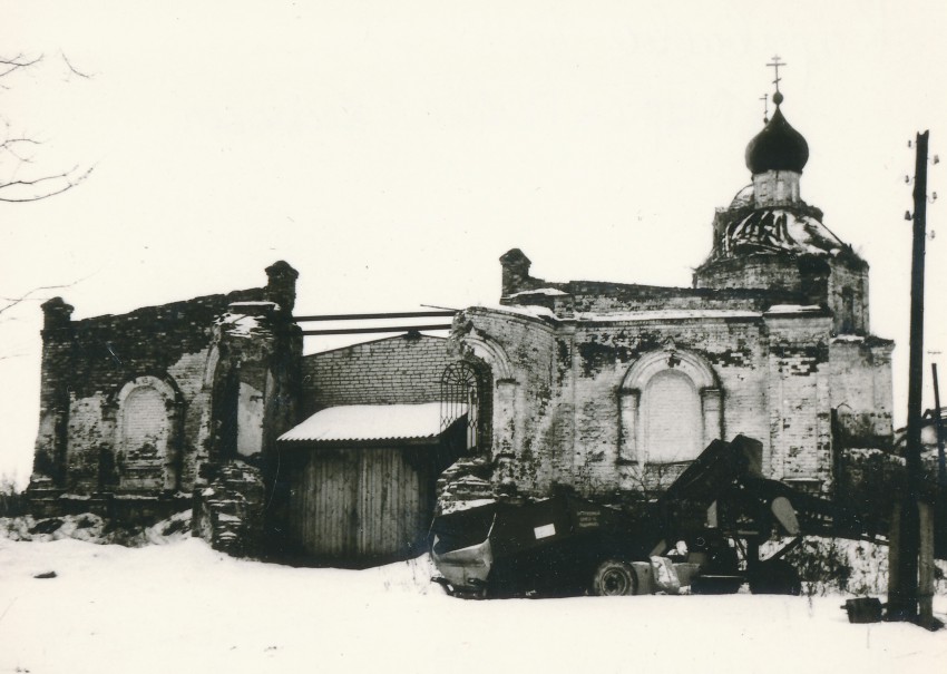 Караваево. Храмовый комплекс. Церкви Успения Пресвятой Богородицы и Петра и Павла. фасады