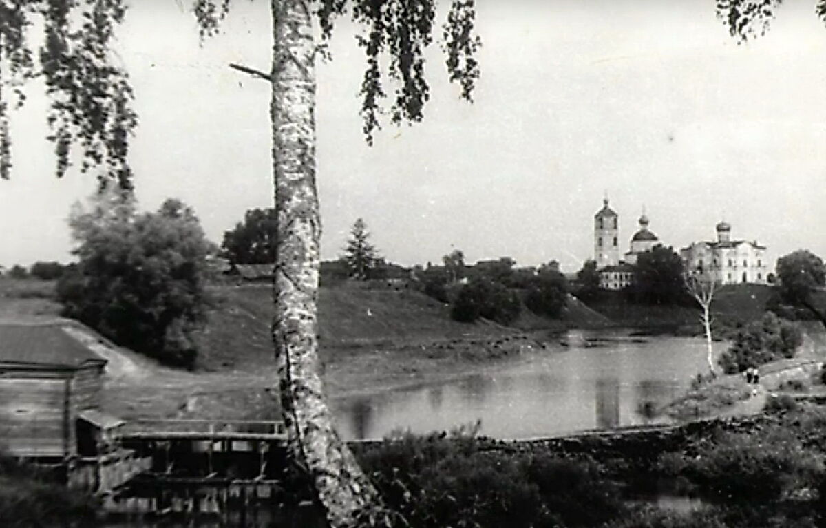 Храмовый комплекс. Церкви Успения Пресвятой Богородицы и Петра и Павла, Караваево (Петушинский район, Владимирская область). архивная фотография, 1950 г.  Фото с сайта Александровской епархии https://petushki-hram.blagochin.ru/2021/06/19/selskie-prixody-derevnya-karavaevo/