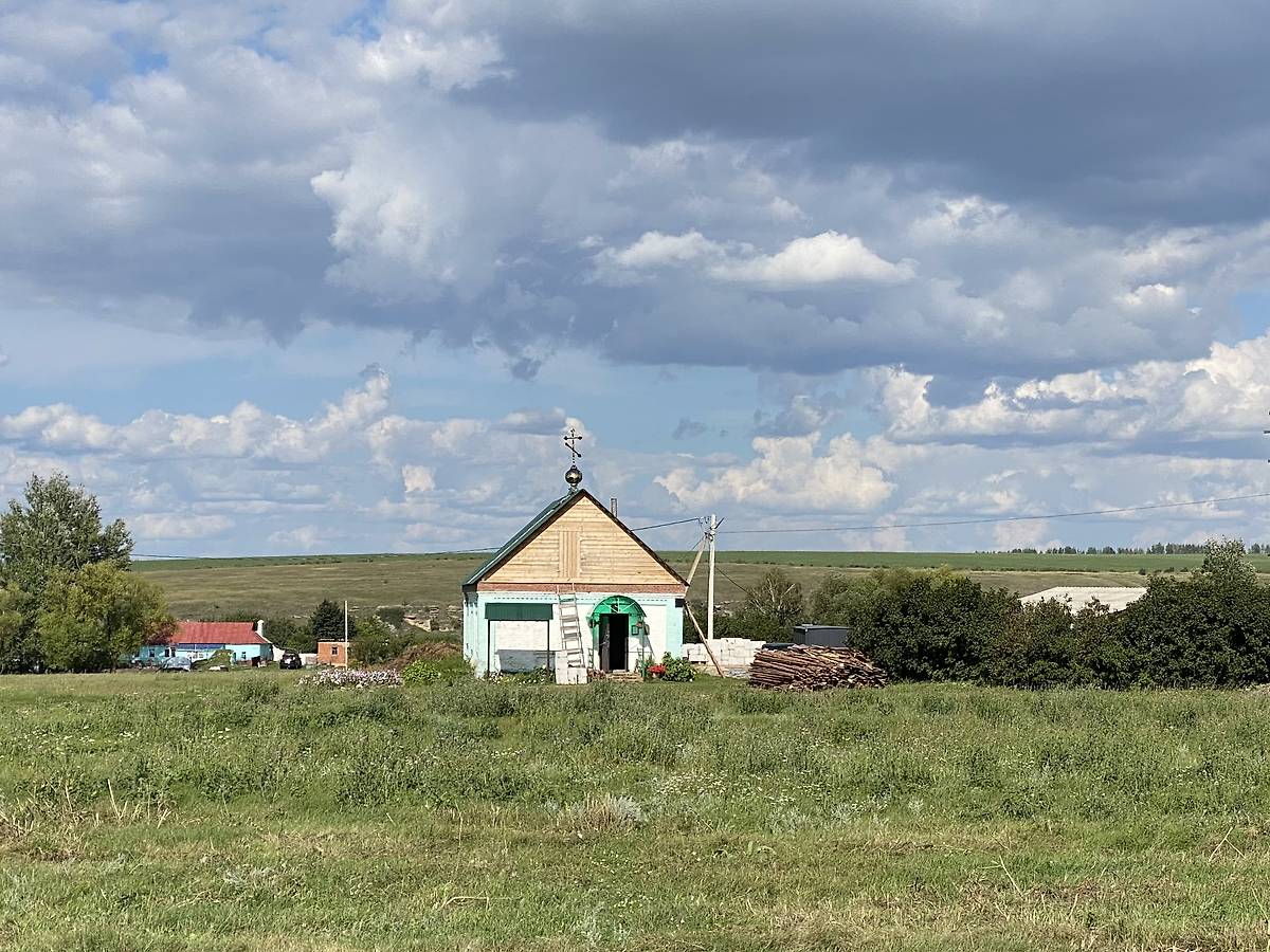 Вид с юго-запада, общий вид в ландшафте. Церковь Троицы Живоначальной (временная), Новотроицкое (Долгоруковский район, Липецкая область)