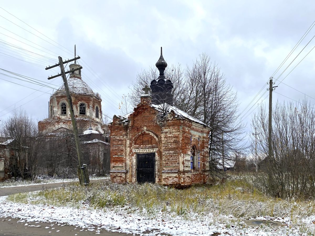 Неизвестная часовня, Порздни (Лухский район, Ивановская область). фасады, Вид с юго-востока на фоне Преображенской церкви