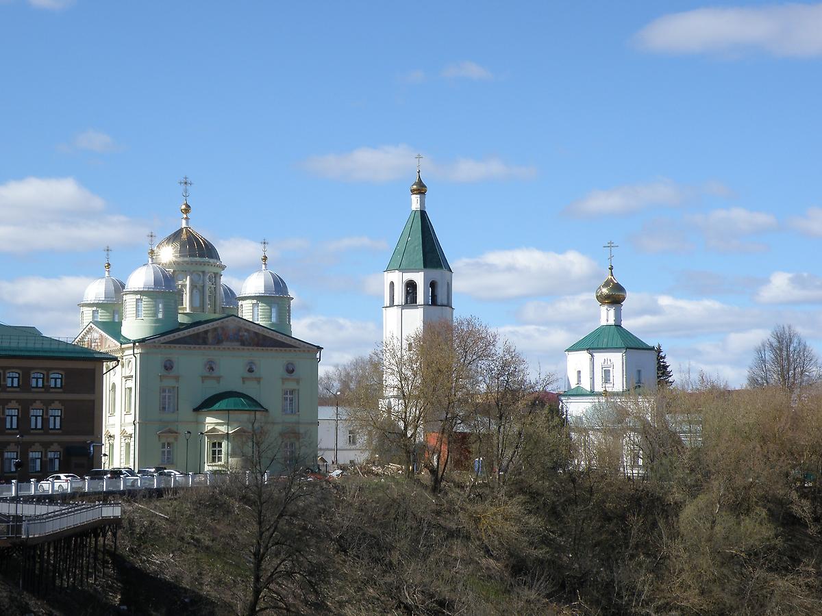 общий вид в ландшафте. Храмовый комплекс. Собор Троицы Живоначальной и церковь Воскресения Христова, Клин (Клинский городской округ, Московская область)