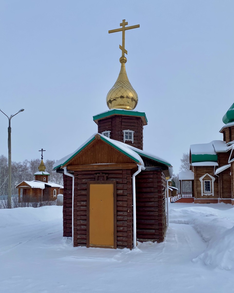 Татьяновский. Серафимовский монастырь. Часовня Варвары Великомученицы. фасады, Вид с запада. Слева часовня Феодосия Черниговского