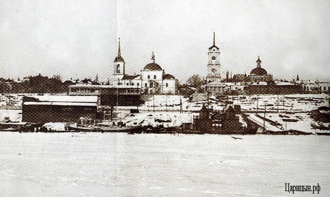 Храмовый комплекс. Собор Успения Пресвятой Богородицы и церковь Троицы Живоначальной, Волгоград (Волгоград, город, Волгоградская область). архивная фотография, Конец 20-х - начало 30-х г.г. Троицкая церковь - слева, справа - Успенский собор. http://царицын.рф/article/templestsaritsyn/168-troitskhram.html  