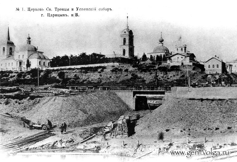 Храмовый комплекс. Собор Успения Пресвятой Богородицы и церковь Троицы Живоначальной, Волгоград (Волгоград, город, Волгоградская область). архивная фотография, Слева - церковь Святой Троицы. http://www.gen-volga.ru/gallery/ts021.htm