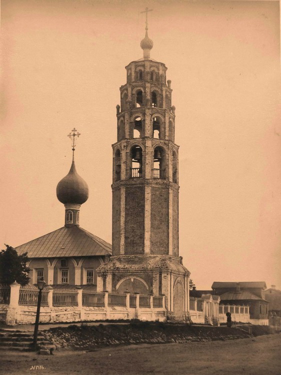 Ярославль. Церковь Михаила Архангела (Никитского прихода). архивная фотография, Слева - снесённая церковь; справа - существующая колокольня