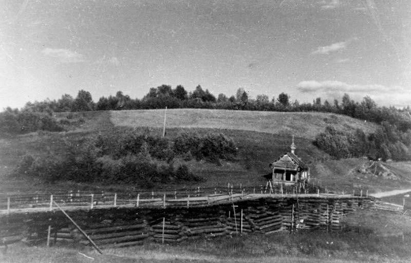 Часовня Казанской иконы Божией Матери, Коковиченская (Наволок) (Плесецкий район, Архангельская область). архивная фотография, Вид со стороны деревни. Фото А.В. Ополовникова, 1943-1955. onegaonline.ru