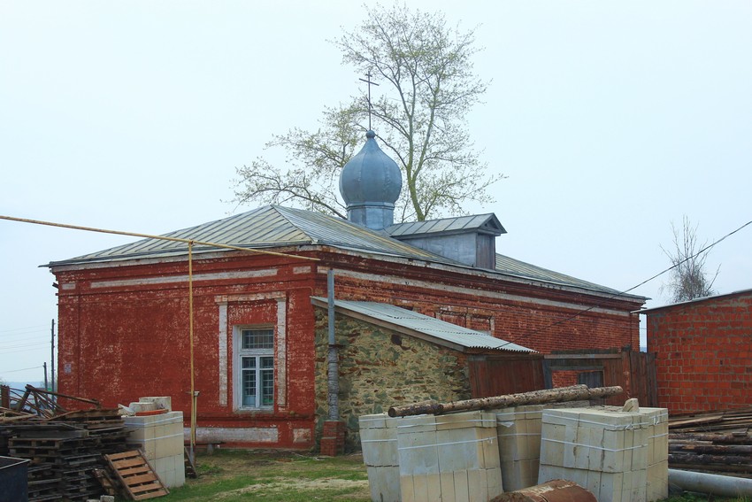Церковь Троицы Живоначальной (временная), Большие Березники (Большеберезниковский район, Республика Мордовия). общий вид в ландшафте, Временный храм, оборудованный в 1996 году в здании бывшей церковно-приходской школы