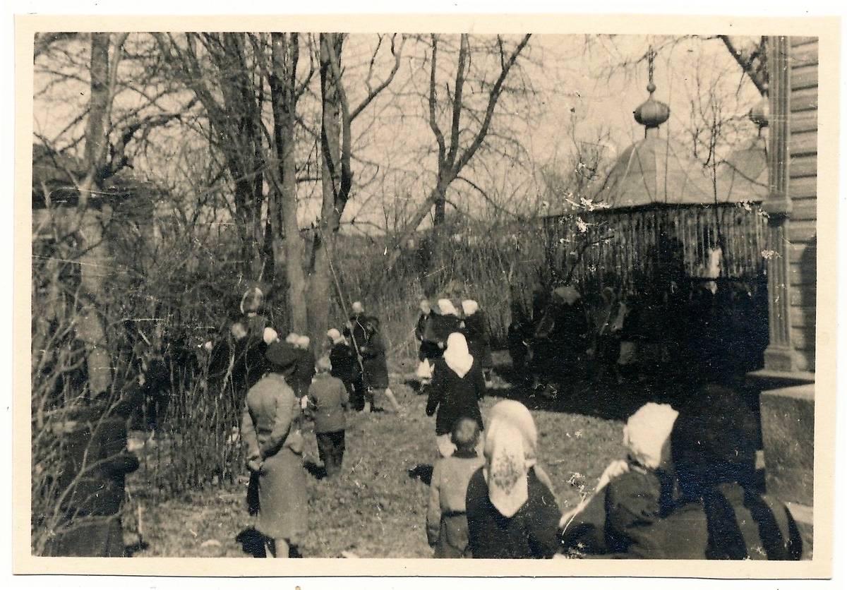 Деревянная часовня у стен храма. Фото 1941 г. с аукциона e-bay.de, архивная фотография. Церковь Георгия Победоносца (старая), Городец (Лужский район, Ленинградская область)